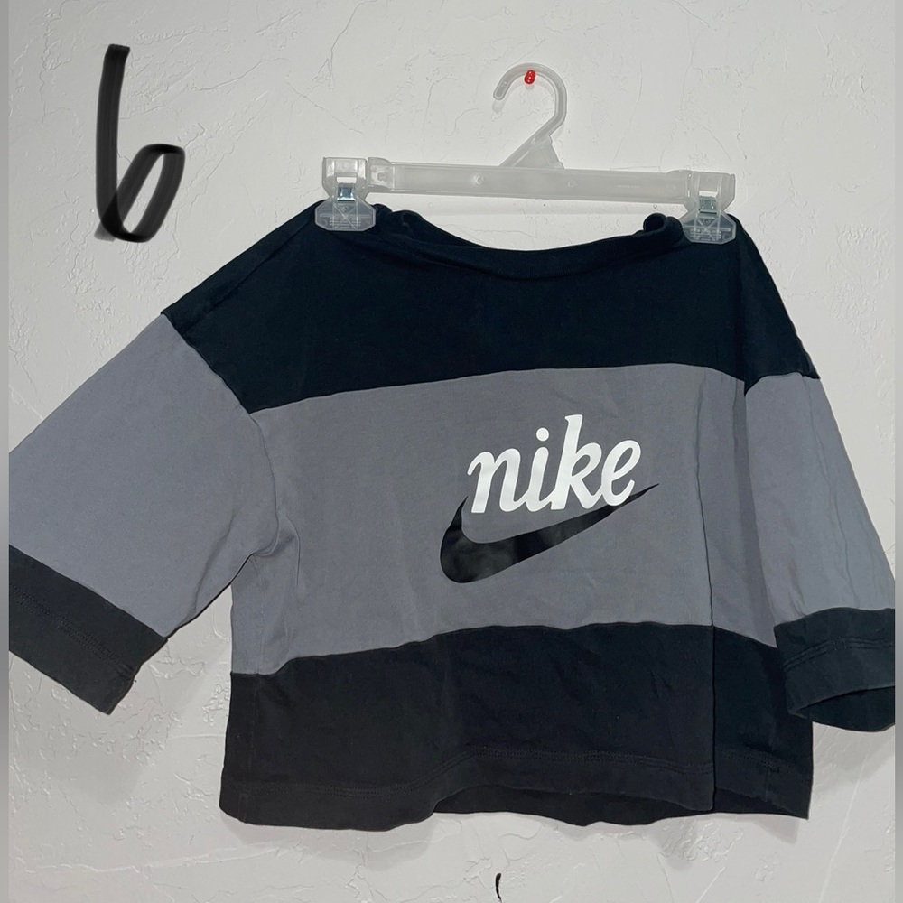 Nike crop top shirt. Multi color. Thick material